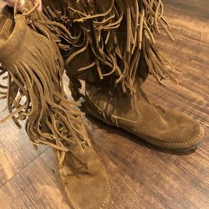 Minnetonka Ladies Fringe boot 7M zip up Medium Brown Suede Trendy Fall Winter